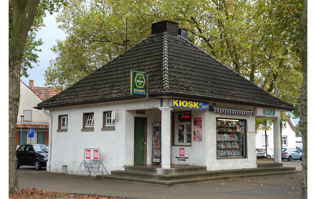 Das steinerne Kiosk hieß auch Milchhäuschen und entstand 1935 (2016)