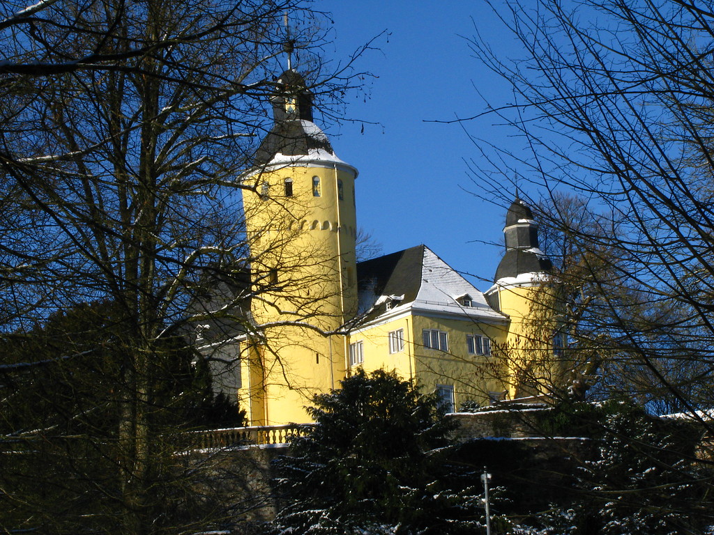 Schloss Homburg bei Nümbrecht mit seinen zwei Türmen inmitten des Schlossparks (2009).