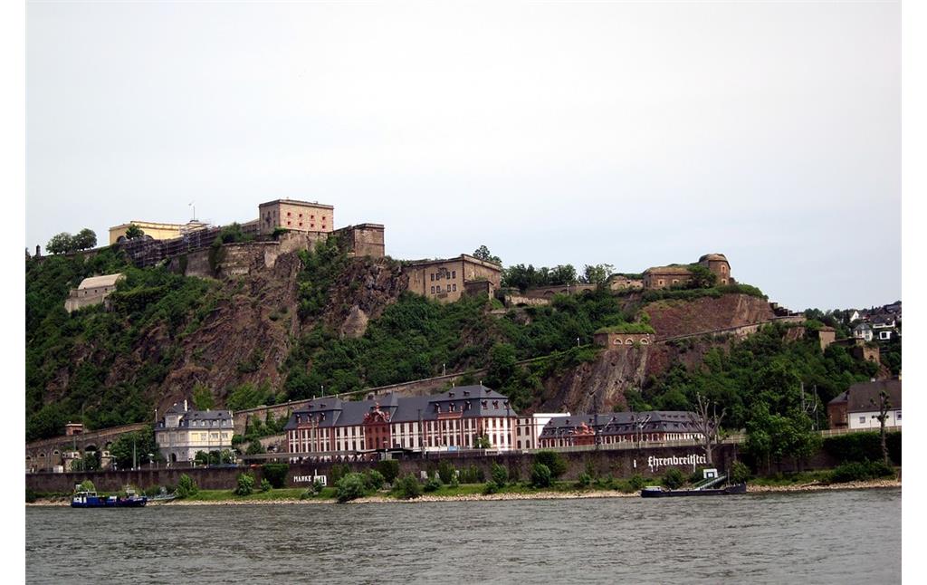 Blick auf die Festung Ehrenbreitstein von der Koblenzer Rhein-Uferpromenade aus gesehen (2014)