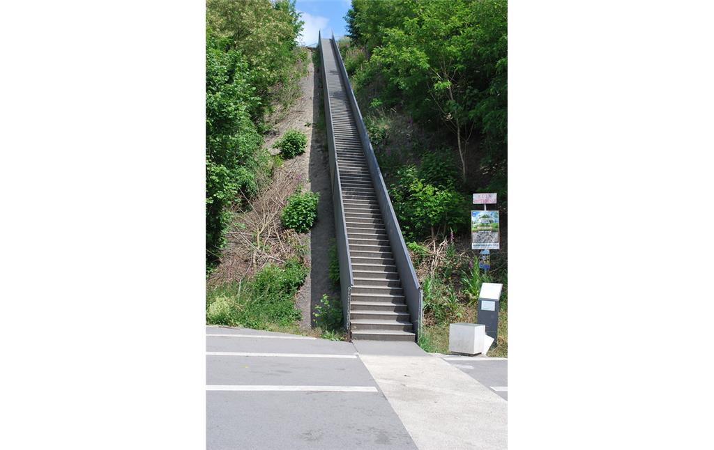 Die sogenannte "Himmelstreppe" führt geradeaus über 359 Stufen auf den Gipfel der Halde (2015).