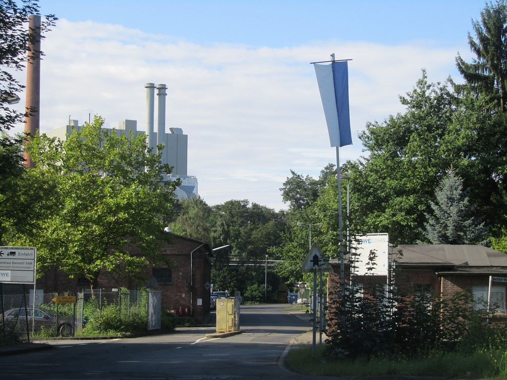 Pforte, Betriebsgebäude und Schornsteine der Brikettfabrik Frechen an der Dürener Straße (2014)