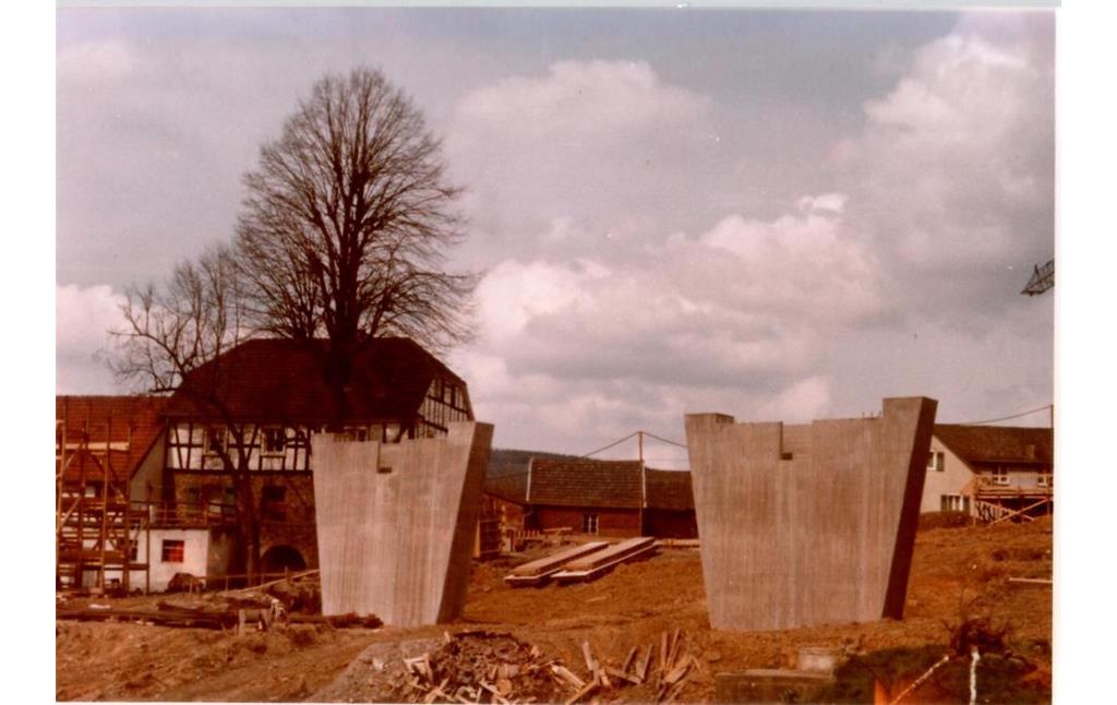 Undatierte historische Aufnahme (um 1970) mit Blick auf die Fertigstellung der Pfeiler der Talbrücke Schelmerath.