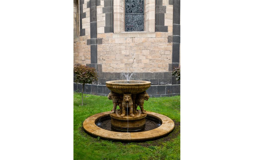 Brunnen am Portal der Abteikirche Maria Laach (2021)
