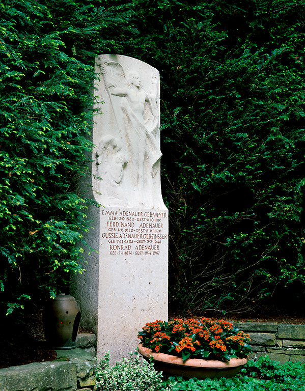 Bad Honnef-Rhöndorf, Waldfriedhof Rhöndorf, Löwenburgstr. 75