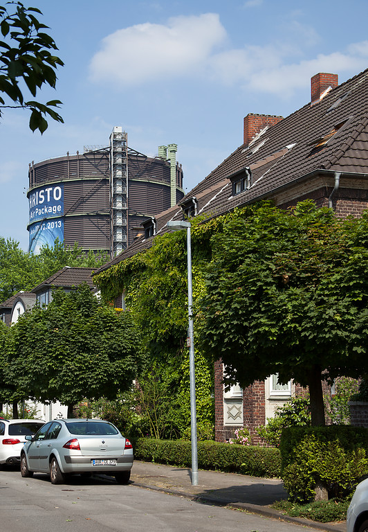 Oberhausen-Marienkirche, Beamtenkolonie Grafenbusch mit Gasometer