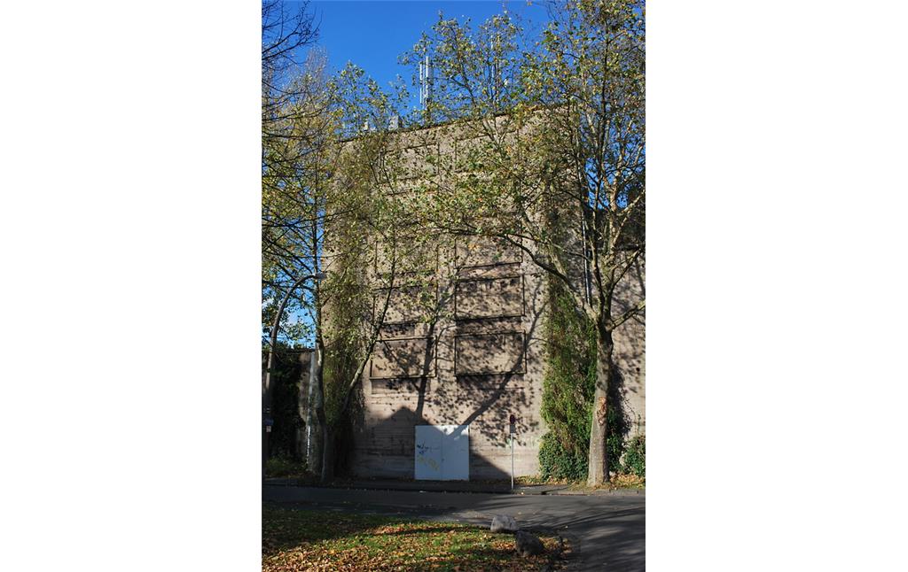 Der Hochbunker steht in der Siedlung Margarethenhof an der Hochfelder Straße. Im Zweiten Weltkrieg sollte an der Stadt Rheinhausen die optimale Versorgung der Bevölkerung mit Bunkern demonstriert werden (2013).