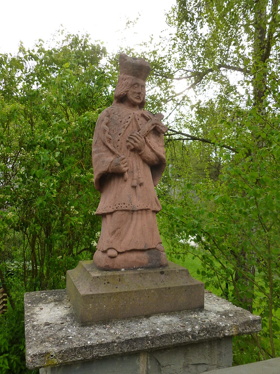 Skulptur des St. Nepomuk auf der Ahrbrücke in Ahrhütte (2014)