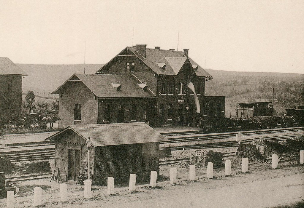 Der Monschauer Bahnhof (1885). Das Empfangsgebäude mit angebautem Güterschuppen wurde nach Plänen der Königlich Preußischen Staatsbahn errichtet. Im Gebäude befanden sich neben dem Schalterraum ein Büro der Reichspost, ein Telegrafenamt sowie eine Bahnhofsgastronomie.