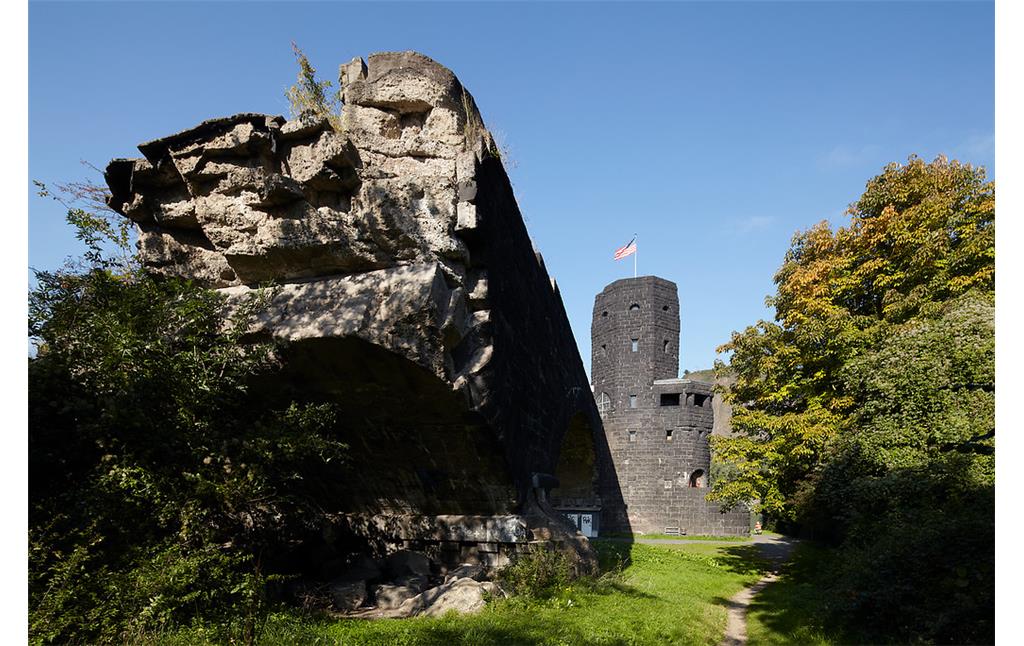 Turm der Brücke von Remagen in Remagen sowie Teile der erhaltenen Brückenruine (2013)