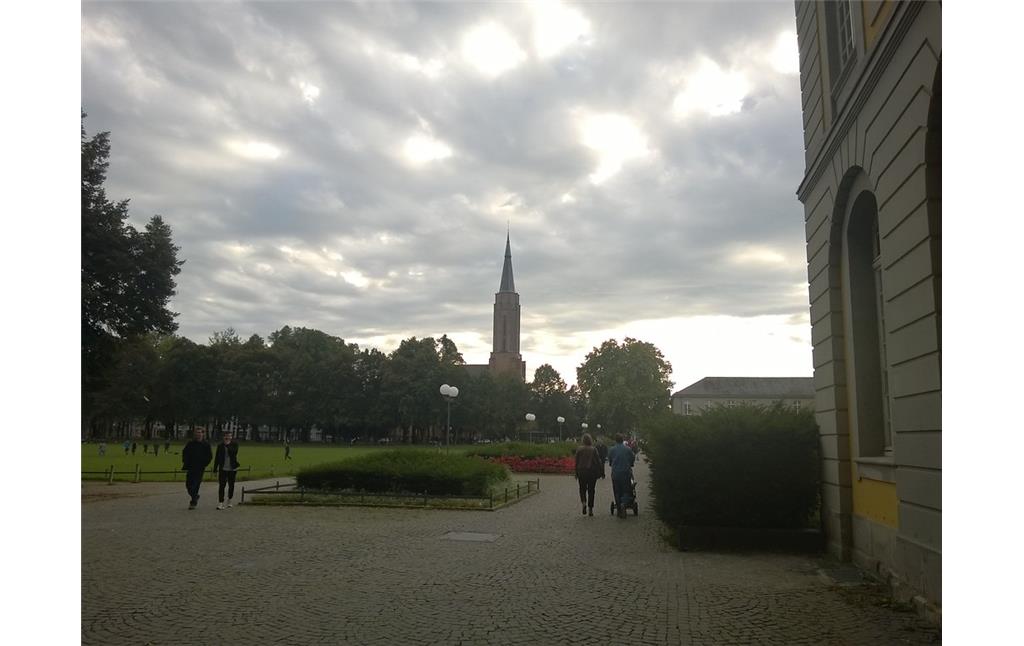 Kreuzkirche in Bonn  vom ehemaligen kurfürstlichen Schloss aus gesehen (2014)