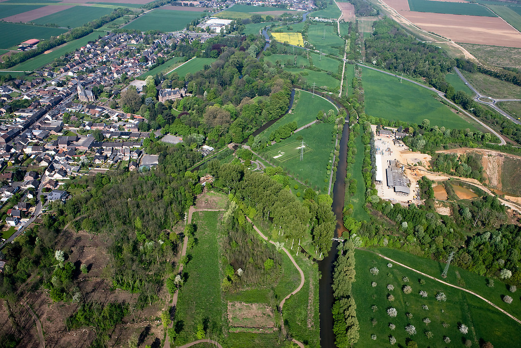Luftbildaufnahme des Pfaffendorfer Mühlengrabens und des Schlosses (2009).