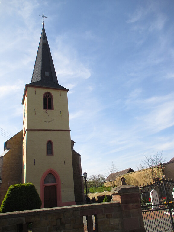 Pfarrkirche St. Barbara mit quadratischem Turm im spätgotischen Stil (2015)