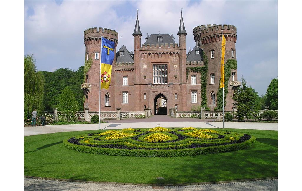 Schloss Moyland in Bedburg-Hau mit Blumenrabatte