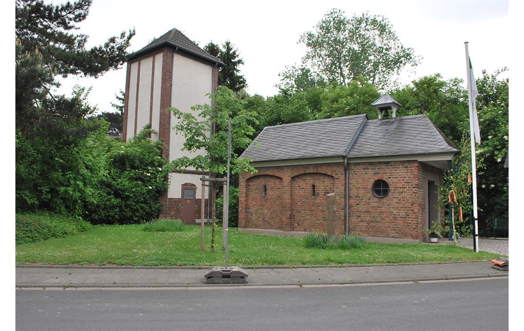 Die Turmtrafostation und die Kapelle stehen neben dem Doktorshof im Ortskern von Auweiler (2014).