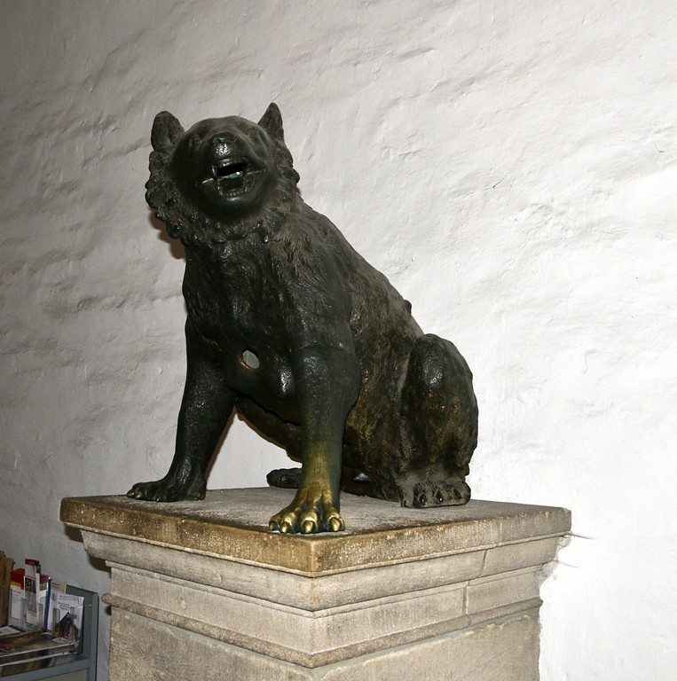 Bronzestatue einer Wölfin im Eingangsbereich des Aachener Doms (2014)