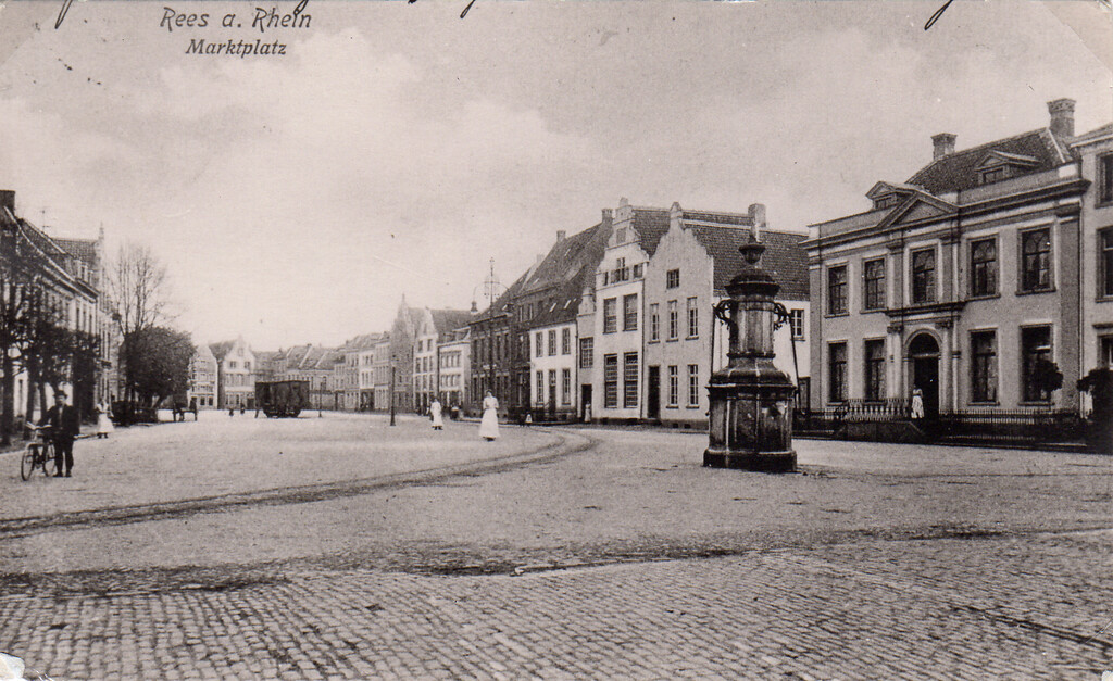 Rees. Der Marktplatz mit historischer Pumpe (etwa 1910)