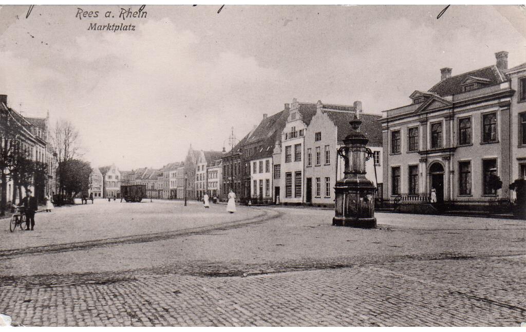 Rees. Der Marktplatz mit historischer Pumpe (etwa 1910)