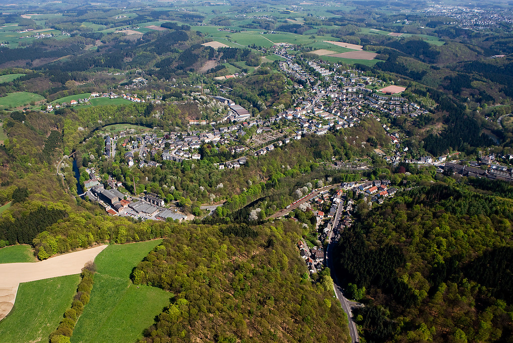 Luftbild der Wupperschleife bei Radevormwald-Dahlhausen und -Dahlerau (2009).
