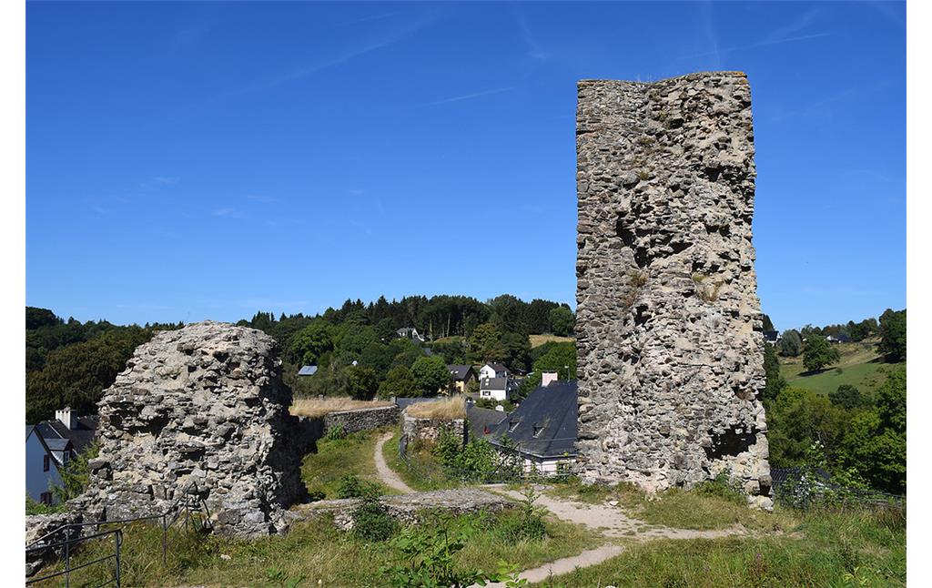 Dahlem-Kronenburg, der Doppeltorturm der Burgruine (2016)