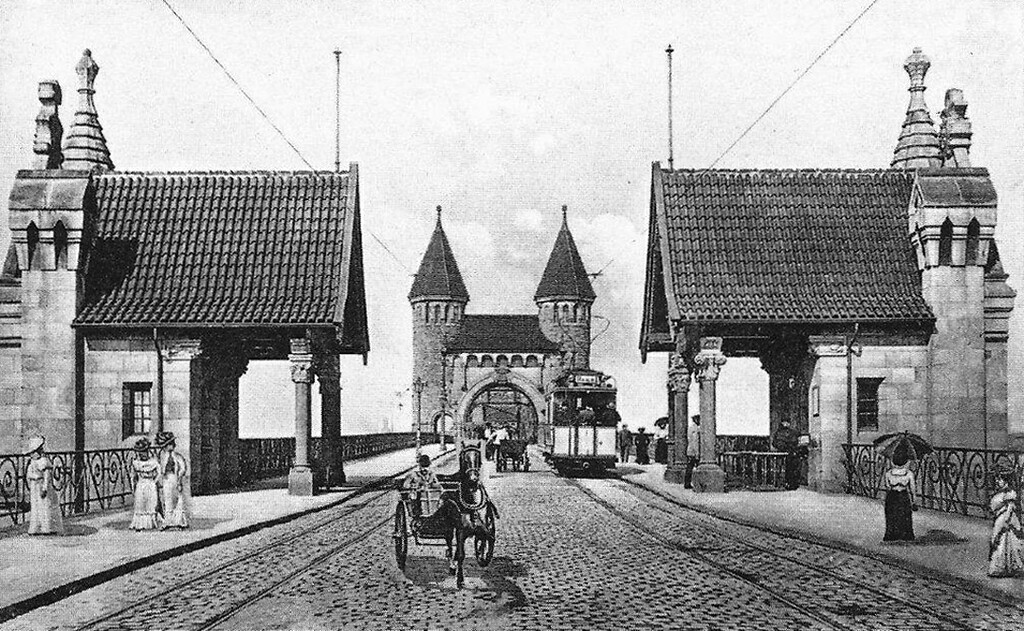 Undatierte Aufnahme der 1898 eingeweihten Alten Bonner Rheinbrücke. Da die elektrische Straßenbahn erst seit 1902 über den Rhein nach Beuel fuhr, stammt das Bild wohl aus der Zeit danach.