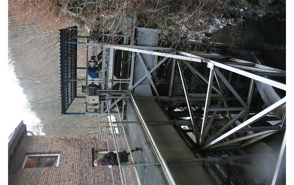 Blick auf Turm 2 der KataMax-Wasserkraftanlage mit Wasserzuführung (links) und darüber befindlichem Laufgang (2013)