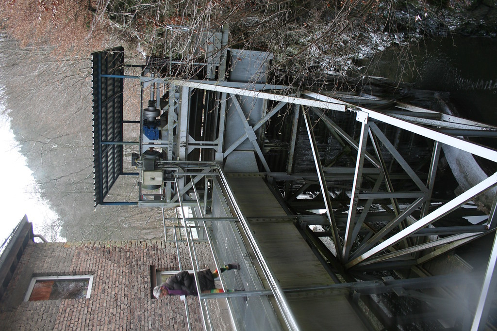 Blick auf Turm 2 der KataMax-Wasserkraftanlage mit Wasserzuführung (links) und darüber befindlichem Laufgang (2013)