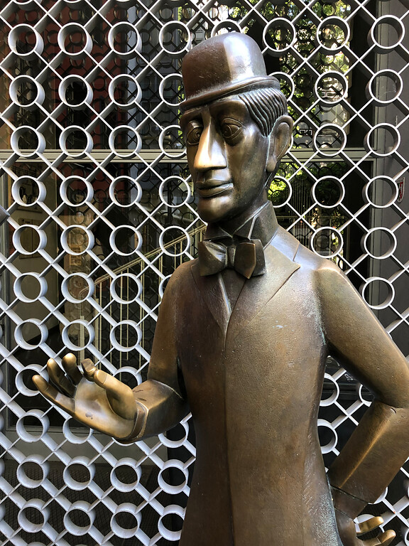 Bronzefigur "Schäl" in der Kölner Altstadt (2021)