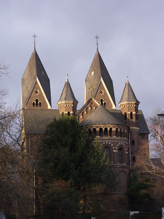 Die katholische Pfarrkirche Sankt Vitalis in Müngersdorf (2003).