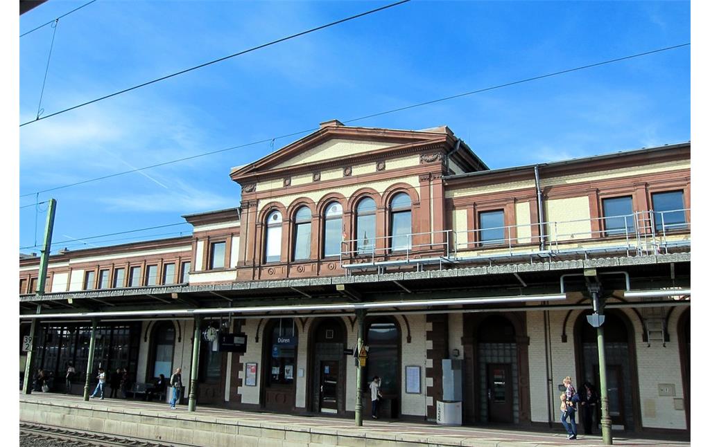 Empfangsgebäude von 1874 des Bahnhofs Düren (2014).
