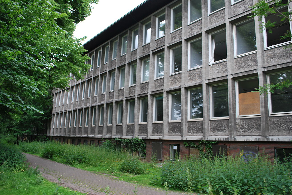 Das Verwaltungsgebäude von 1903 wurde nach dem Zweiten Weltkrieg um einen Neubau im Stil des Funktionalismus erweitert (2015).