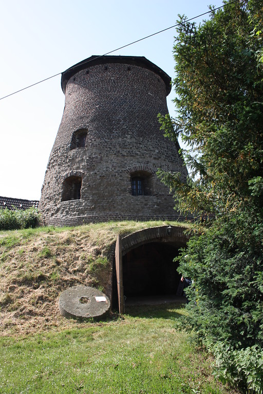 Außenansicht von Nordwesten auf die Brauweiler Windmühle mit Einfahrt (2014)