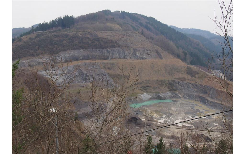 Blick von der gegenüberliegenden Nordhelle in den Steinbruch der Basalt AG Linz im Januar 2018. (2018)