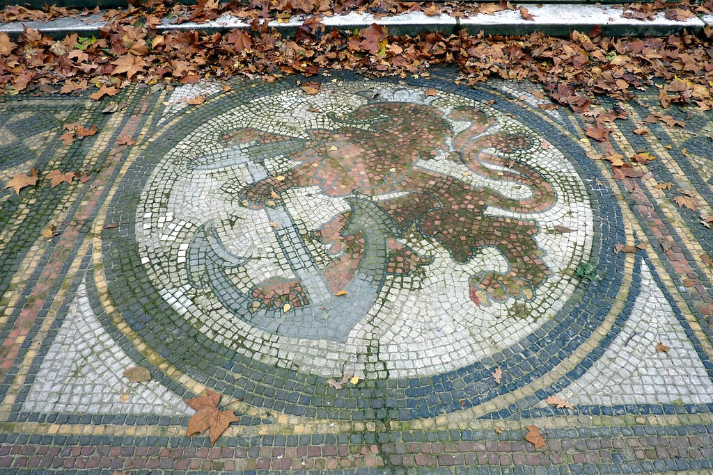 Mosaik mit dem Wappen der Stadt Düsseldorf im Düsseldorfer Hofgarten (2014)