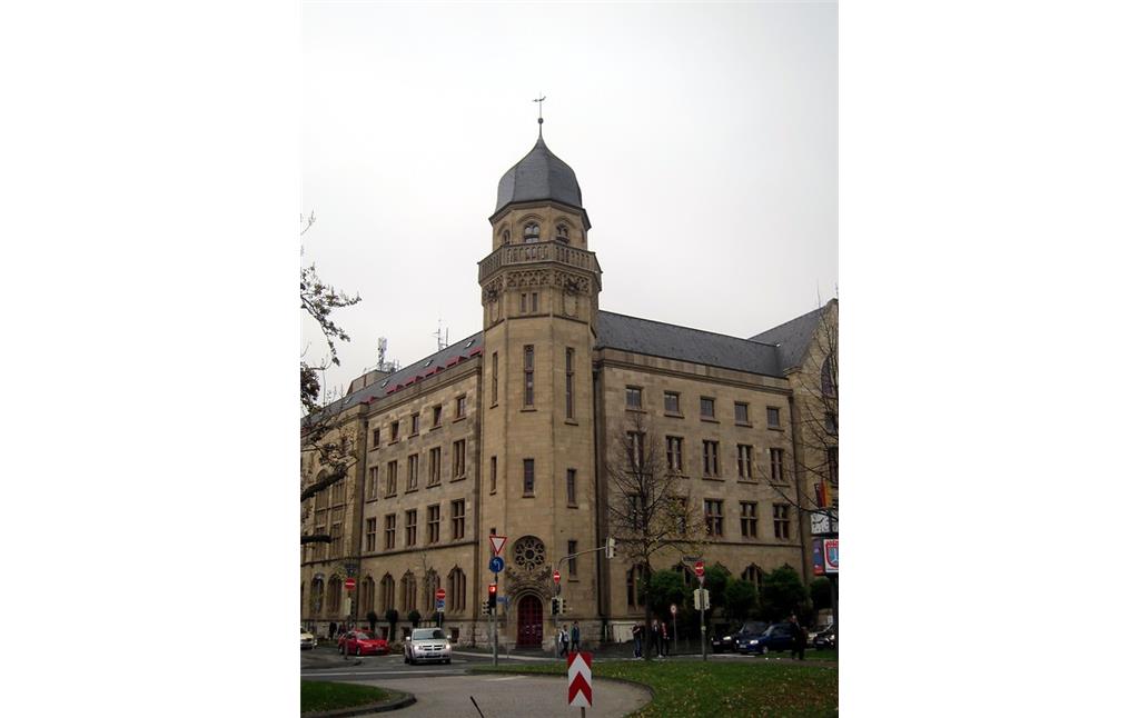 Teilansicht der ehem. Kaiserlichen Oberpostdirektion am Friedrich-Ebert-Ring in Koblenz (2014). Zentral im Bild der achteckige Treppenturm an der Südwestecke des Gebäudes.