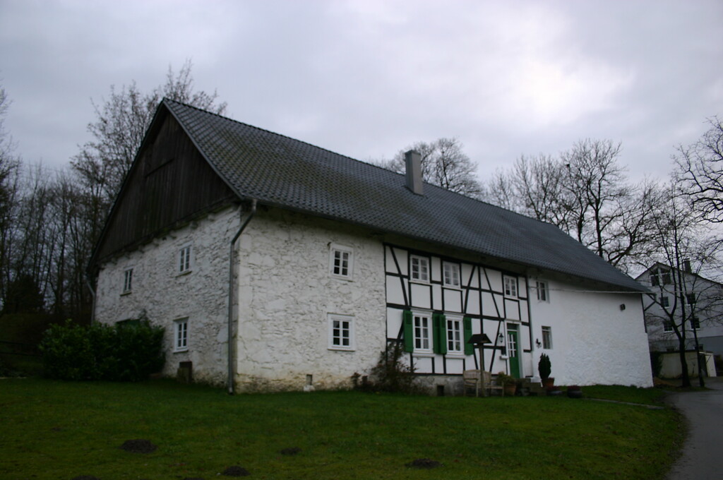 Der linke Teil des Gebäudes wurde vermutlich bereits im 17. Jahrhundert aus Bruchstein errichtet  (2008)