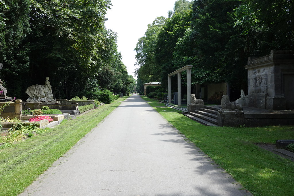 Ein Weg auf dem Friedhof Melaten in Köln (2016)