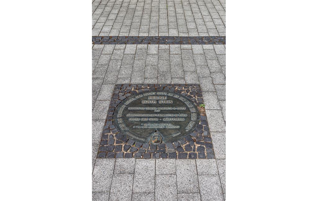 Im Boden eingelassene Platte vor dem Edith-Stein-Denkmal in Köln Altstadt-Nord mit Informationen zu Edith Stein (2020)