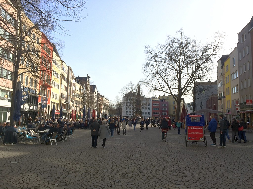 Der an einem sonnigen Märzwochenende belebte Alter Markt in Köln (2017)