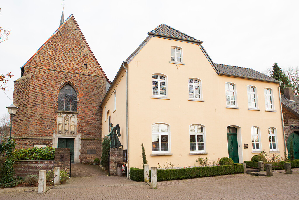 Außenansicht der Klosterkirche und des Pfarrhauses St. Mariae Himmelfahrt in Hamminkeln-Marienthal (2015)