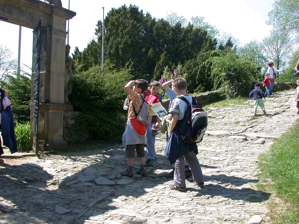 Eine Kindergruppe am Barocktor von Schloss Homburg (2013), die Kinder nehmen an einer Entdeckungsrallye teil.