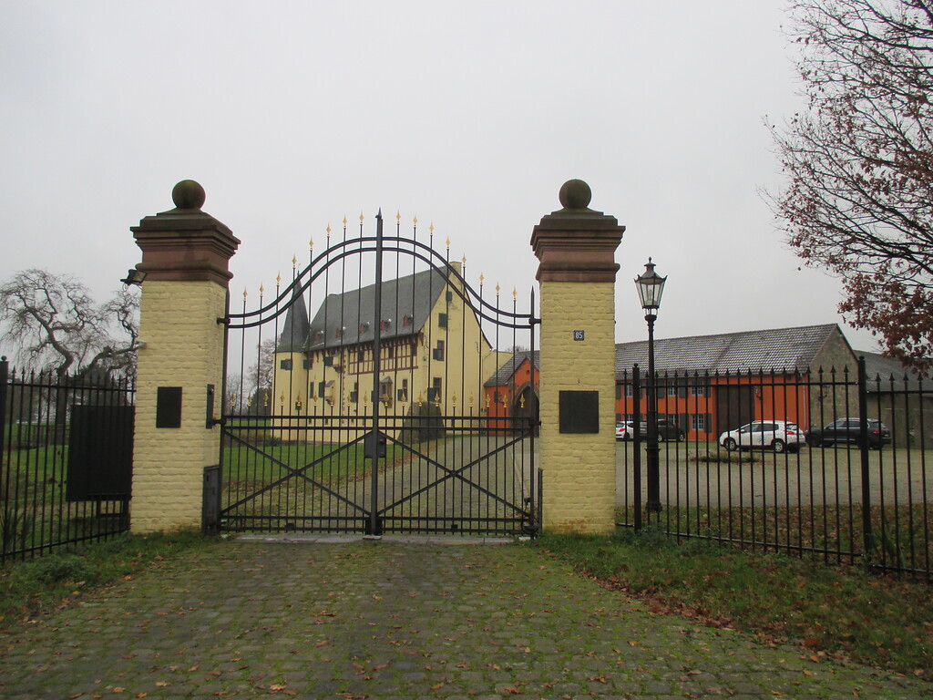 Eingangsportal von Burg Langendorf (2014)