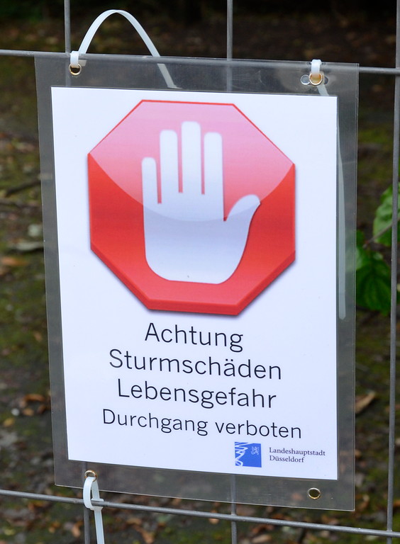 Ein Warnschild vor den Sturmschäden vom 9. Juni 2014, das das Betreten des Hofgartens verhindert. Weite Teile des Hofgartens sind noch nicht zugänglich, weil dort, aufgrund von Astbruchgefahr, Lebensgefahr droht (Aufnahme vom 14.07.2014).