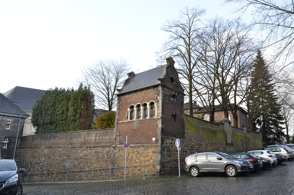 Reste der Befestigungsmauer und Gartenhaus der Abtei Burtscheid (2015)