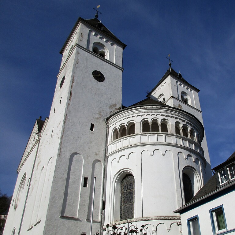Blick auf den Ostchor und die beiden Haupttürme der einstigen Stiftskirche Sankt Castor von Karden (2020).