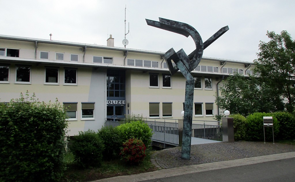 Der Flugplatz Koblenz-Winningen ist zugleich Sitz der Polizeihubschrauberstaffel Rheinland-Pfalz; Blick auf den Eingangsbereich des Verwaltungs- und Unterkunftsgebäudes (2016).