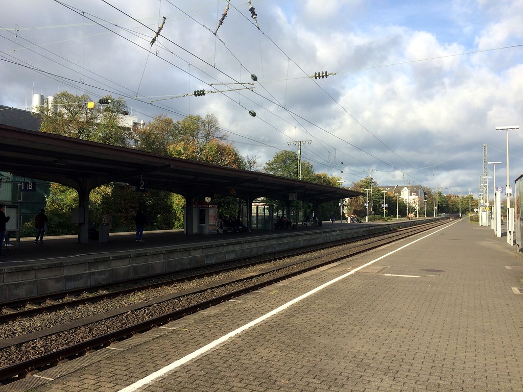 Bahnhof Köln-Süd (2017), Bahnsteig Gleis 3 mit Blick zum Bahnsteig Gleis 1/2.