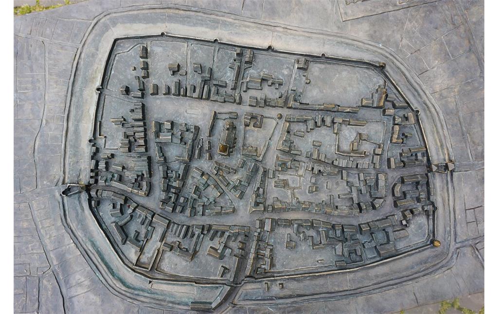 Viersen-Dülken, historischer Ortskern (2021). Gefangenenturmgarten. Bronzemodell der Stadt Dülken (links ist Norden).
