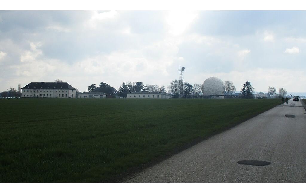 Blick auf die Mercator-Kaserne bei Euskirchen mit der markanten Radarkuppel des "Radom" (2021).
