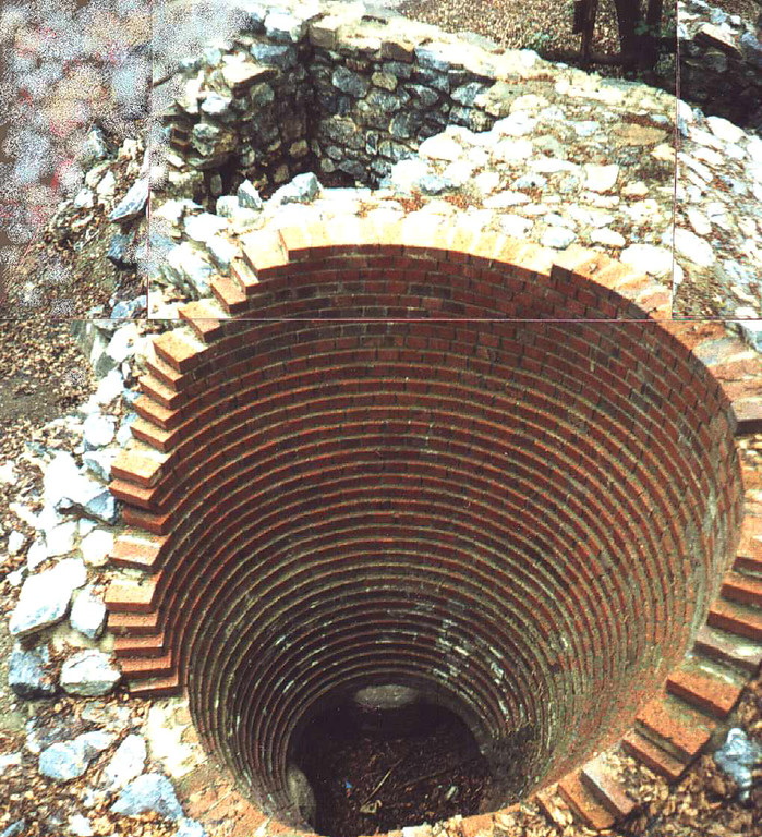 Den Ofentrichter des Kalkofens Huppertsbracken in Haan-Gruiten, die eigentliche Brennkammer, von oben gesehen (Foto Mai 1986)