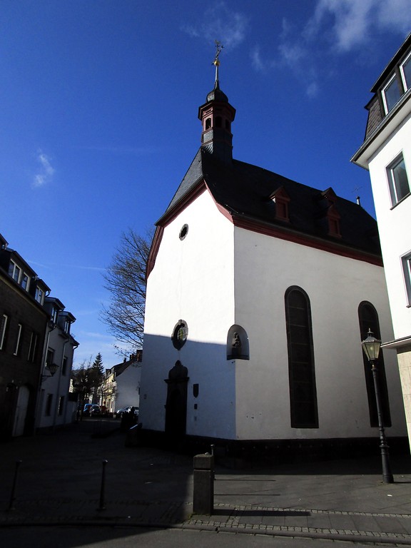 Die Eingangsfront der Heilig-Geist-Kapelle in der Mayener Stehbach (2015).
